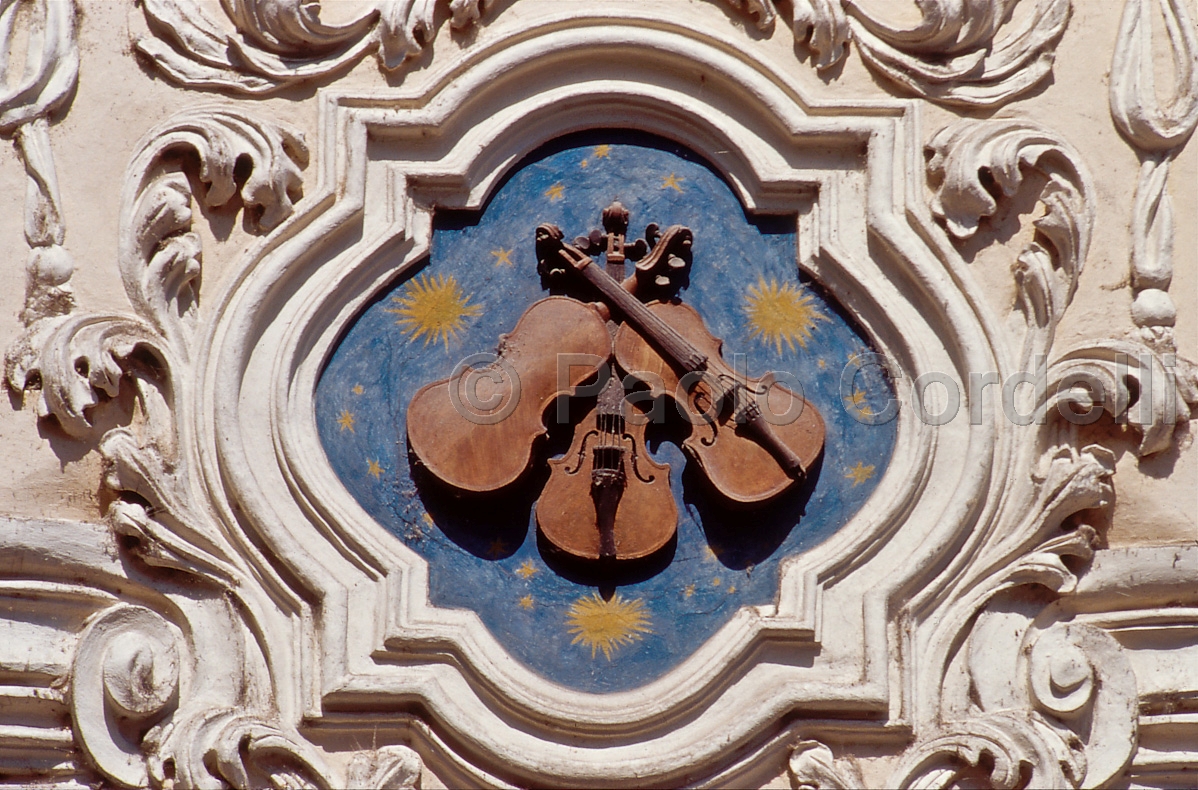 House of Three Violins Sign, Prague, Czech Republic
 (cod:Prague 14)